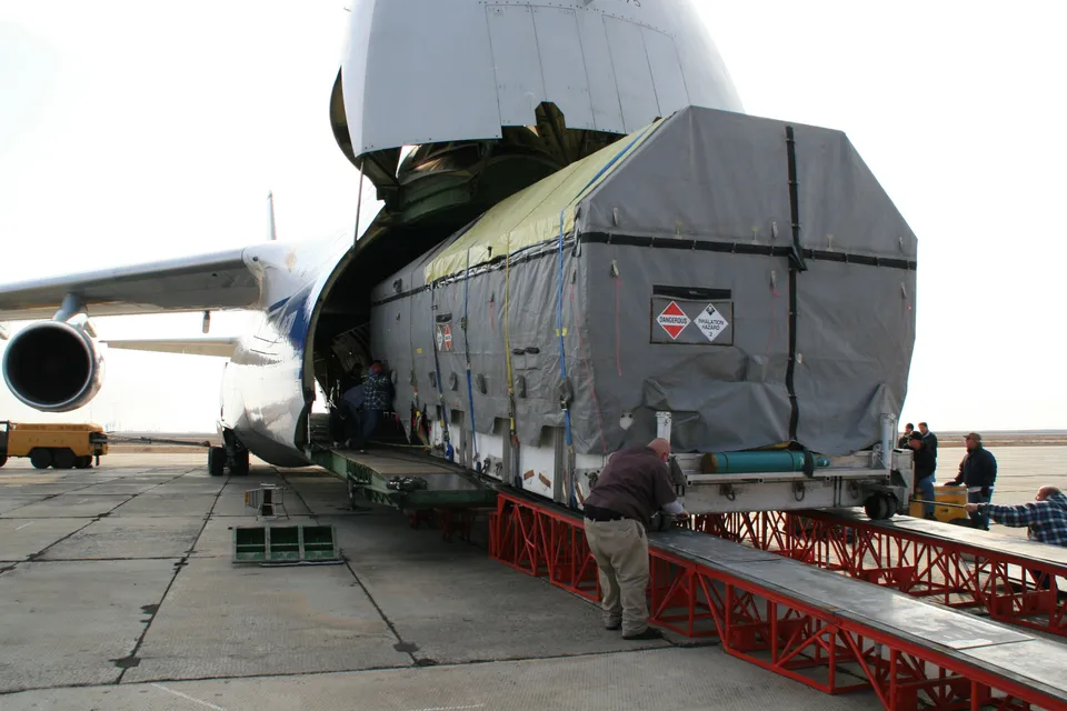 Carga de gran volumen siendo introducida por la bodega frontal de un avión de carga de fuselaje ancho.