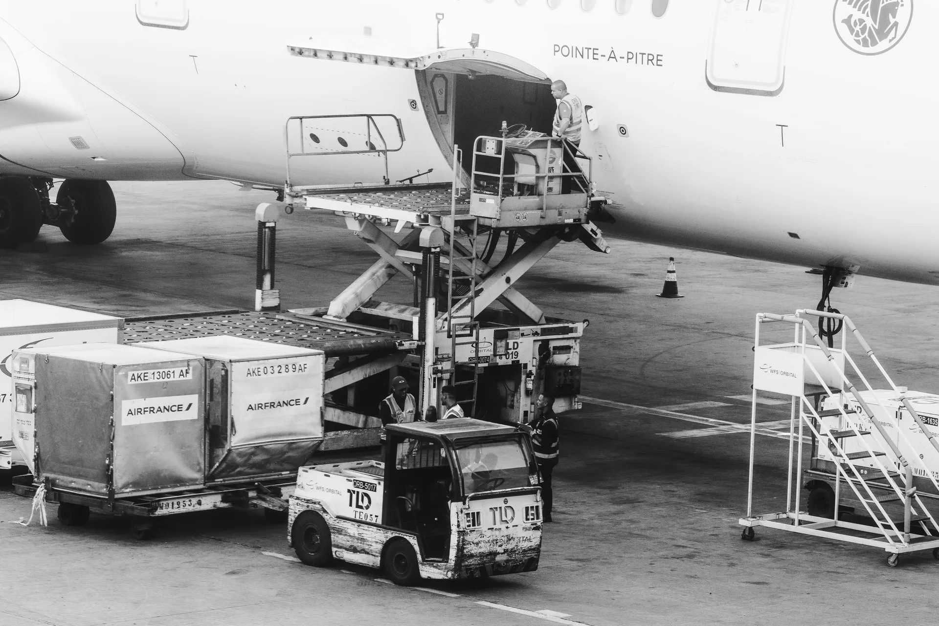 Carga de un ULD a la bodega de un avión mediante plataforma elevadora
