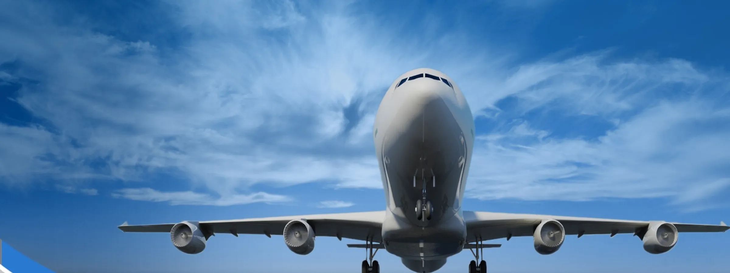 Avión de pasajeros blanco surcando un cielo azul despejado